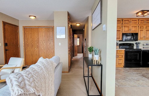 Bemidji Condo | Tranquil Breezy Hills - Lakefront Unit with Kayaks & Pool