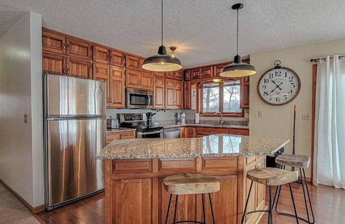 Bemidji Apartment | Experience Breezy Hills: Lake Views, King Bed & Kayaks!