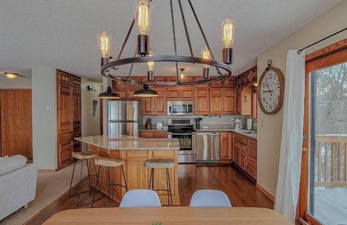 Bemidji Apartment | Experience Breezy Hills: Lake Views, King Bed & Kayaks!