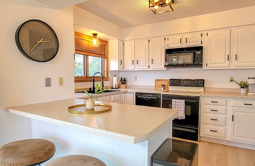 Bemidji Condo | Tranquil Breezy Hills Unit 3: King Bed & Kayaks Await!