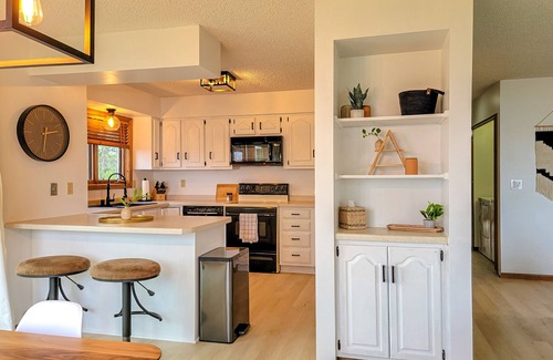 Bemidji Condo | Tranquil Breezy Hills Unit 3: King Bed & Kayaks Await!