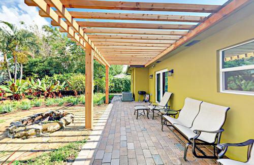 Parrot Cove House | Cozy Ocean Escape: Pet & Child Friendly Getaway