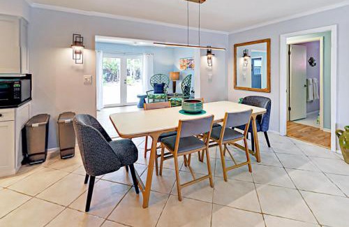 Parrot Cove House | Cozy Ocean Escape: Pet & Child Friendly Getaway
