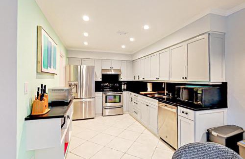 Parrot Cove House | Cozy Ocean Escape: Pet & Child Friendly Getaway