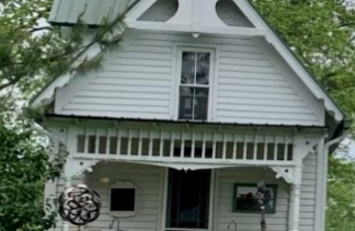 Stockwell Cottage | Experience Bren Bella Little House: Guest Rated 9.8 with Kitchen