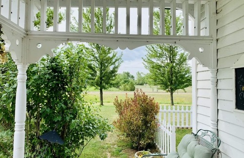 Stockwell Cottage | Experience Bren Bella Little House: Guest Rated 9.8 with Kitchen