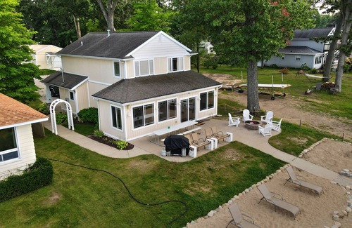 Delton Cottage | Brenda's Beach House: Lakefront Oasis with Ocean Views