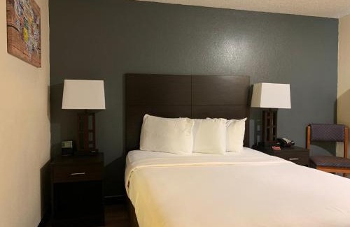 Clinton Hotel | Affordable Econo Lodge Inn & Suites - Pet and Child Friendly