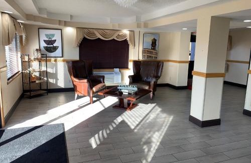 Clinton Hotel | Affordable Econo Lodge Inn & Suites - Pet and Child Friendly