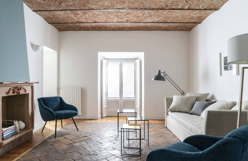 San Marco Apartment | Stylish Brera Apartments in San Fermo with Spa & Kitchen
