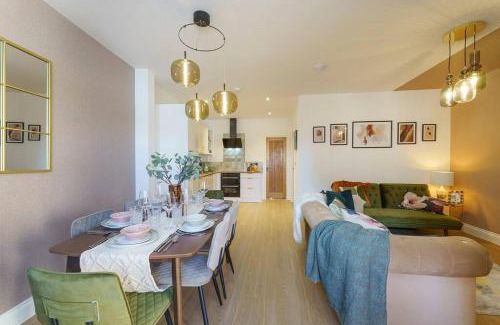 Staple Hill Apartment | Elegant Bressingham 2 Bedroom Apartment - Child Friendly Stay