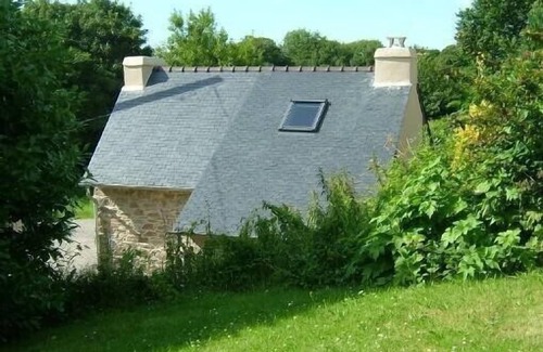Plestin-les-Greves Cottage | Cozy Breton Cottage 300m from the Beach, Ocean View Awaits