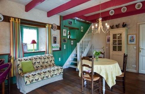 Querrien House | Inviting Holiday Home with Terrace Close to Quimperl