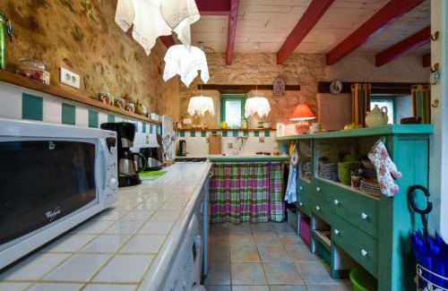 Querrien House | Inviting Holiday Home with Terrace Close to Quimperl