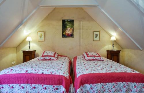 Querrien House | Inviting Holiday Home with Terrace Close to Quimperl