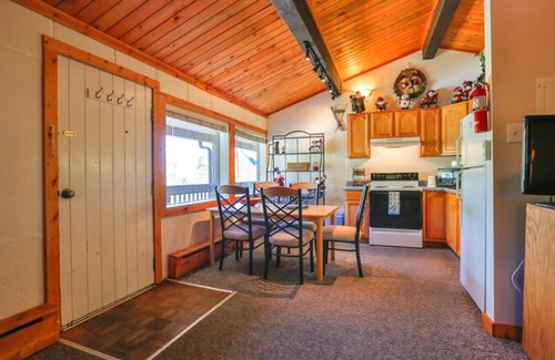 Glenwood Springs Apartment | Cozy Brettelberg Slopeside Condos with Hot Tub & Kitchen