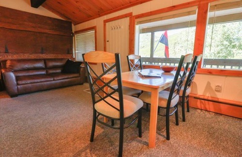 Glenwood Springs Apartment | Cozy Brettelberg Slopeside Condos with Hot Tub & Kitchen
