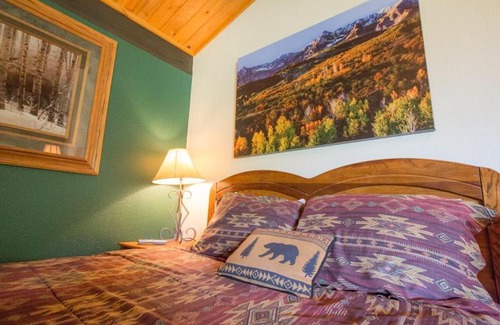 Glenwood Springs Apartment | Cozy Brettelberg Slopeside Condos with Hot Tub & Kitchen