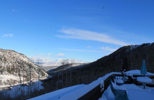 Glenwood Springs Apartment | Comfortable Brettelberg Slopeside Condos with Hot Tub