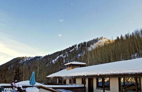Glenwood Springs Apartment | Comfortable Brettelberg Slopeside Condos with Hot Tub