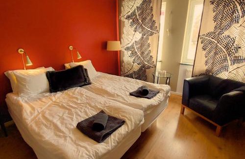 Brevens Bruk Hotel | Brevensgården: Family-Friendly Retreat with Hot Tub & Breakfast