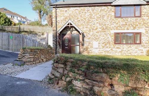 Looe House | Relax at Brewers Cottage: Pet & Child Friendly Retreat