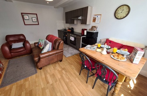 Burton on Trent Apartment | Convenient Brewsters Apartment with Breakfast Included