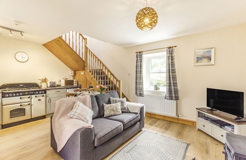 Edlingham Cottage | Exceptional Briar Cottage: Family-Friendly with Breakfast & Kitchen