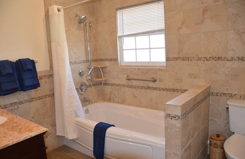 Middleburg House | Relax at Briar Patch Bed & Breakfast Inn with Spa & Pool