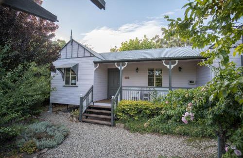 Stanthorpe House | Discover Briar Rose Cottages: Pet-Friendly Retreat with 10/10 Reviews