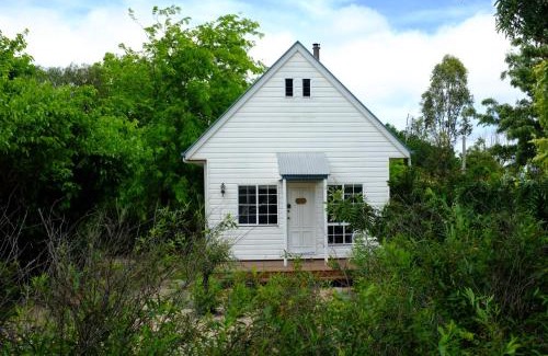 Stanthorpe House | Discover Briar Rose Cottages: Pet-Friendly Retreat with 10/10 Reviews