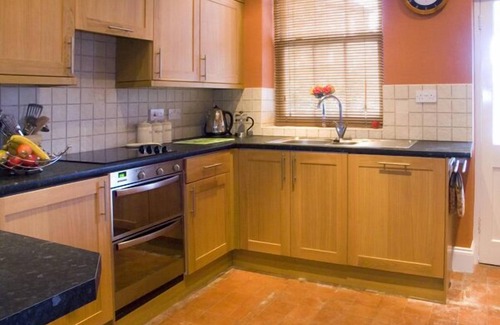 Lindale Cottage | Discover Briarcliffe Cottage: Family Comfort with Breakfast