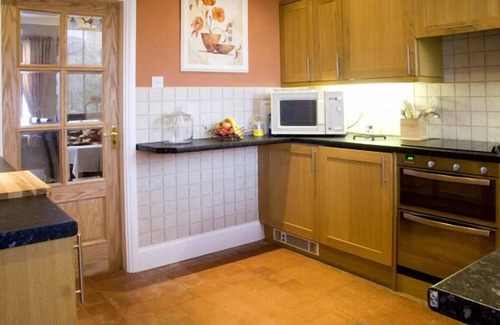 Lindale Cottage | Discover Briarcliffe Cottage: Family Comfort with Breakfast