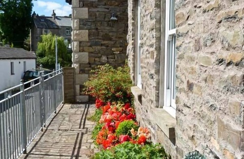 Lindale Cottage | Discover Briarcliffe Cottage: Family Comfort with Breakfast