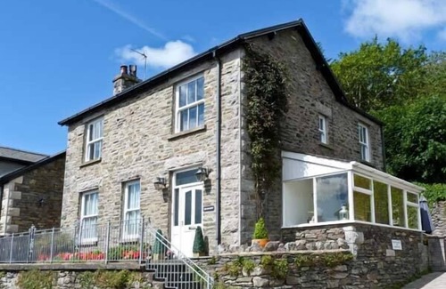 Lindale Cottage | Discover Briarcliffe Cottage: Family Comfort with Breakfast