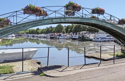 Briare Apartment | Cozy Retreat at Briare by the Canal