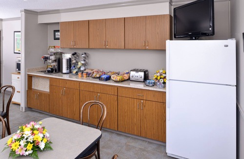 Geneva Hotel | Discover Briarwood Inn Of Geneva: Pool, Breakfast & Family Fun