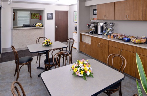 Geneva Hotel | Discover Briarwood Inn Of Geneva: Pool, Breakfast & Family Fun