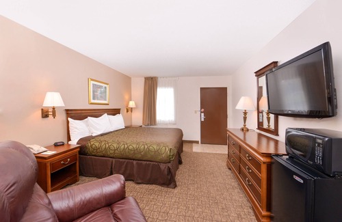 Geneva Hotel | Discover Briarwood Inn Of Geneva: Pool, Breakfast & Family Fun
