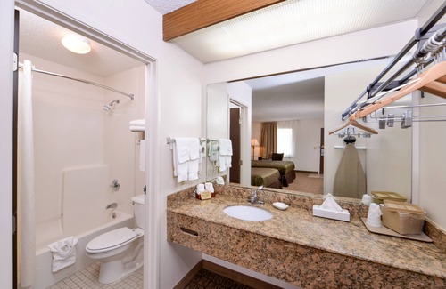 Geneva Hotel | Discover Briarwood Inn Of Geneva: Pool, Breakfast & Family Fun