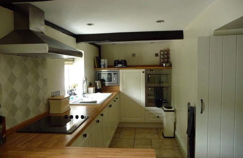 Holme Cottage | Pet-Friendly Cottage Near Beach with Ocean View