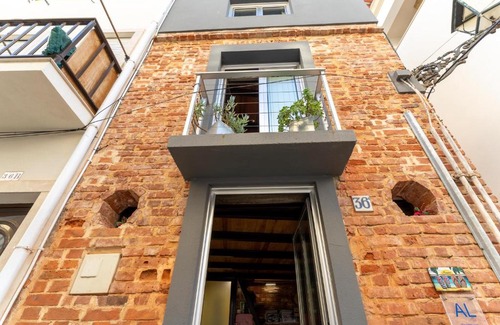 Nazare House | Cozy Brick Guest House with Family Kitchen Amenities