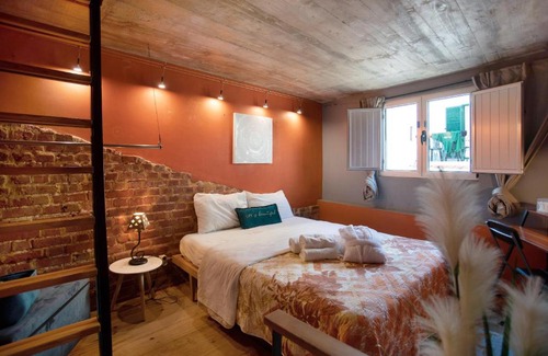 Nazare House | Cozy Brick Guest House with Family Kitchen Amenities