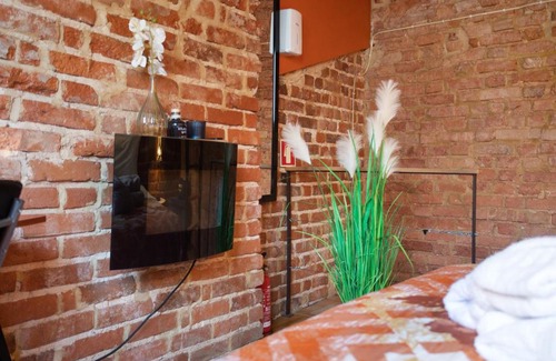Nazare House | Cozy Brick Guest House with Family Kitchen Amenities