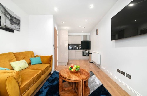 Weavers Apartment | Brick Lane City House over 4 floors- 3 Bedrooms 2 Baths 2 Living Rooms,1 Balcony