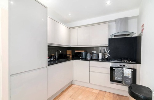 Weavers Apartment | Brick Lane City House over 4 floors- 3 Bedrooms 2 Baths 2 Living Rooms,1 Balcony