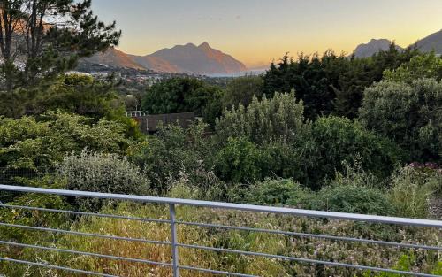 Hout Bay House | Brickhouse: Family-Friendly Stay with Breakfast Included