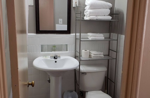 Rawlins Hotel | Brickyard Inn: Guest Rated 8.6 & Family-Friendly Amenities