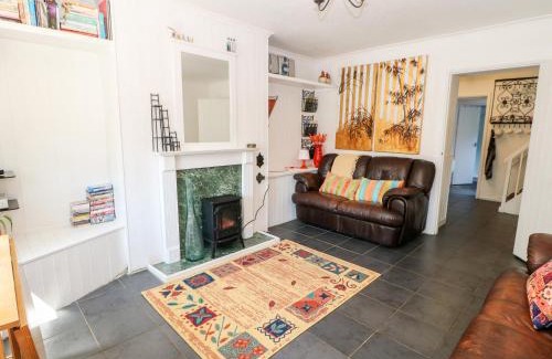 Haltwhistle House | Cozy Bridge Cottage: Pet-Friendly Stay with Family Comfort