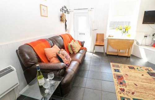 Haltwhistle House | Cozy Bridge Cottage: Pet-Friendly Stay with Family Comfort